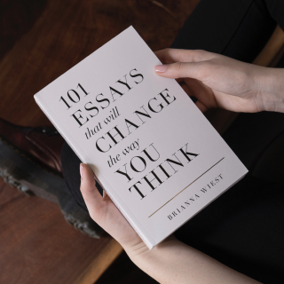 sebuah gambar buku yang berjudul 101 essays that will change the way you think yang di genggam oleh kedua tangan